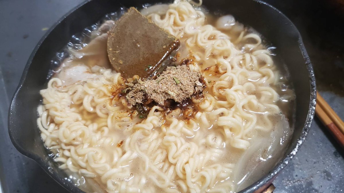 サッポロ一番にジャワカレー入れたカレーラーメン、マジウマいからトレンドに乗じてマジ広めたい  鍋に豚バラ80g、玉葱1/4個入れ炒め、水500cc入れ沸かし麺を茹で  付属のスープとジャワカレー1片入れスパイスをかけるだけ  麺は醤油味ね  残った汁にご飯とチーズ入れてチンして温玉でマジで天国逝ける 