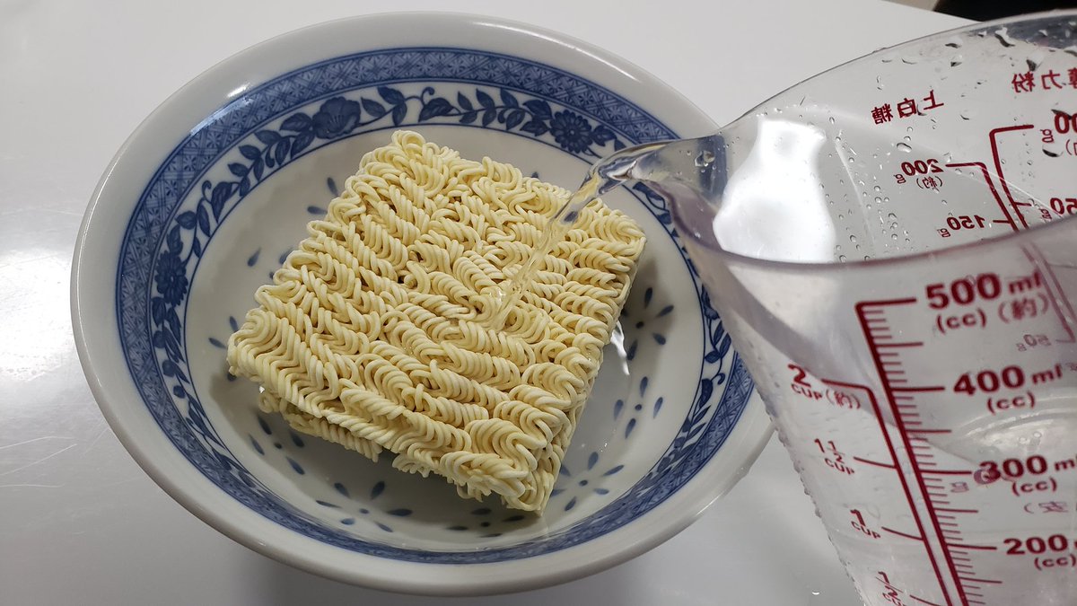 停電地域が多いと聞いたので食品ライフハックを  サッポロ一番って実は水だけで作れる  乾麺を水450ccに浸して25分くらい置くと麺がかなりもどる  おまけに付属の粉末スープは水に溶けるようになってるのでスープも旨い  水さえあればりっぱな食料になるので停電時に等に覚えておくと役に立つかもです 