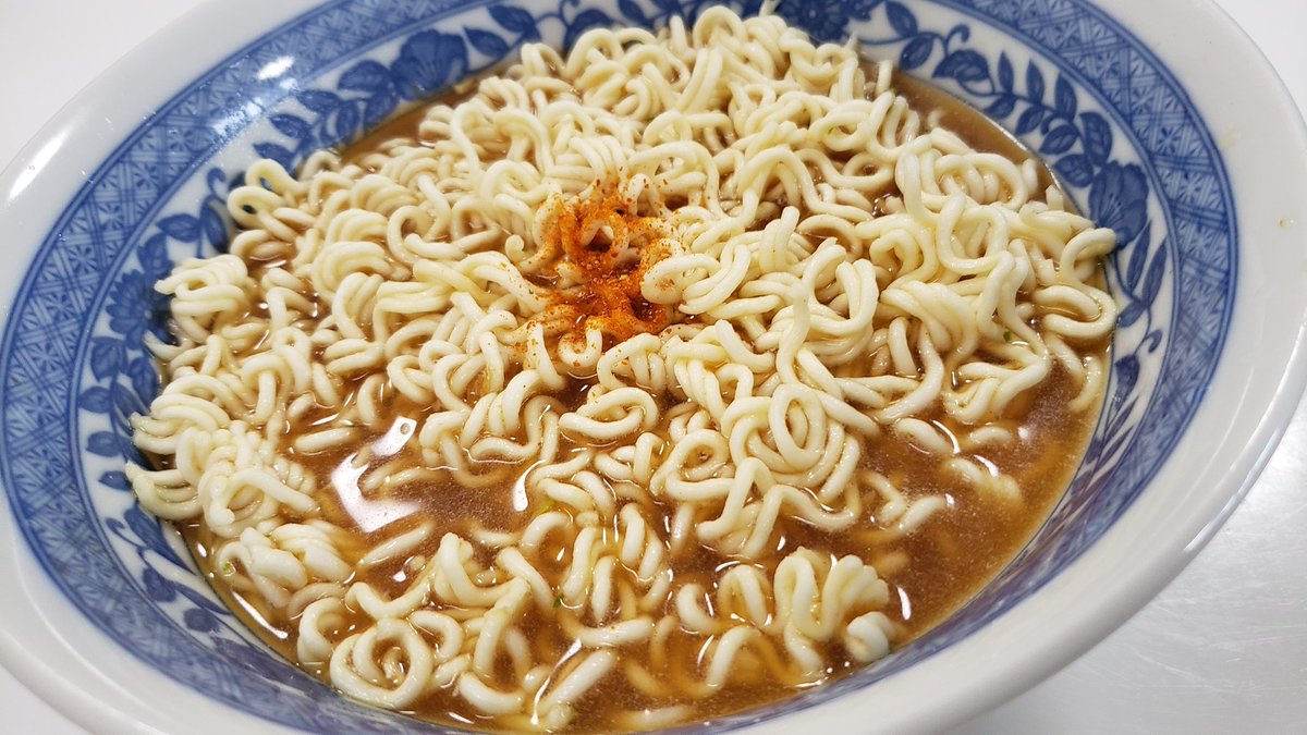 停電地域が多いと聞いたので食品ライフハックを  サッポロ一番って実は水だけで作れる  乾麺を水450ccに浸して25分くらい置くと麺がかなりもどる  おまけに付属の粉末スープは水に溶けるようになってるのでスープも旨い  水さえあればりっぱな食料になるので停電時に等に覚えておくと役に立つかもです 