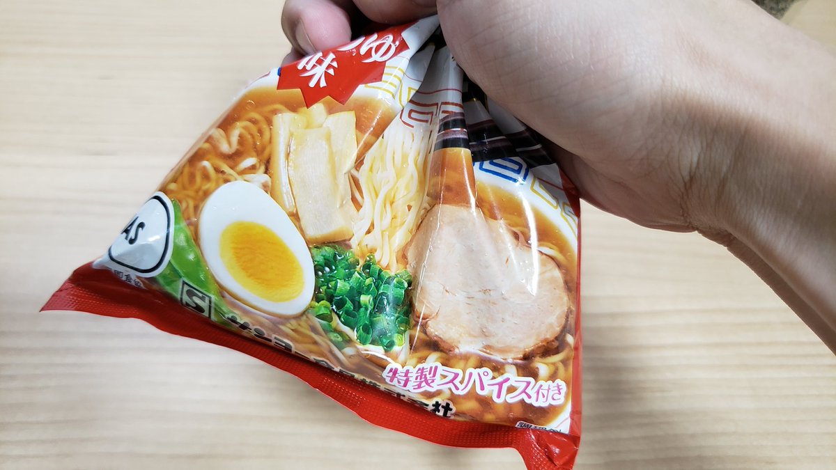 貴重な水を使うのは…というご意見もあると思うので停電、断水時のインスタントラーメン食べ方を  サッポロ一番は「油揚げ麺」なのでそのままボリボリ食えます  スープをお好みの量いれて味付けしてください、これかなりイケます  これに一番向いてるのはスープが粉末の油揚げ麺、サッポロ一番です 