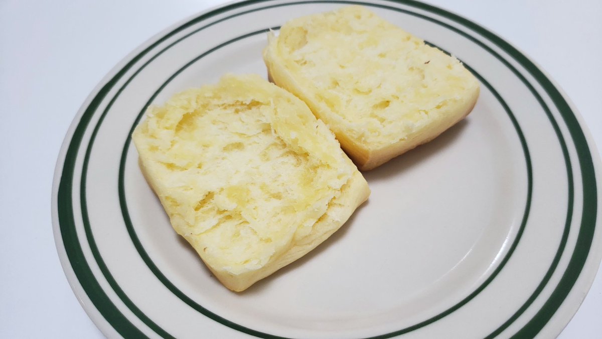これ脳から変な麻薬的物質が出てると錯覚するほどウマい セブンのホットビスケットを使った【アイスバーガー】 表示通りにチンして半分に切ってバニラアイスと砕いたナッツ、付属のメープルをかけるだけ 少し塩気のある温かいビスケットと冷たいアイスの相性がヤバい お菓子作る気なくす味です