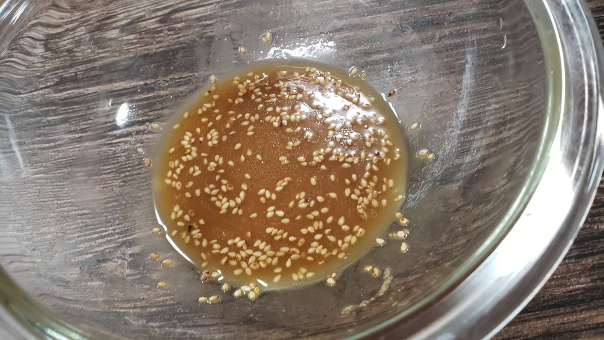 これめちゃくちゃヘルシーだけどめちゃくちゃ酒飲んじゃうから封印されし伝説のサラダなんですけど良かったら  無限サラダ  白だし大1、ごま油小4、水大1、醤油小1、味の素2振り、おろしにんにく少し、いりごま小1混ぜ、水菜70g、絹豆腐150g、ワカメ5gを水で戻したものにかけるだけ  好みで酢どぞ 