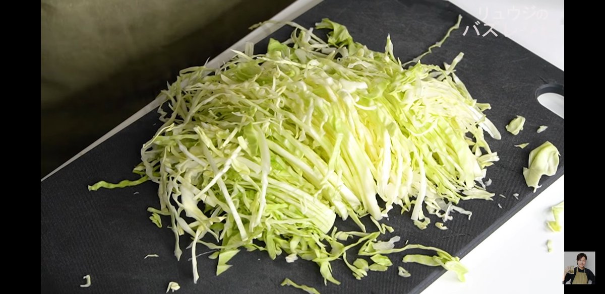 これ、マジで春キャベツ永久に食える  【エンドレスキャベツ】  卵二個を耐熱容器に入れ黄身を潰し600w1分40秒チンし  千切りキャベツ200g、マヨ大さじ3、すりごま大さじ3、三倍濃縮のめんつゆ大さじ1半、砂糖小さじ1/2、黒胡椒入れ混ぜ完成  エンドレスに味見してしまうのでご注意を 