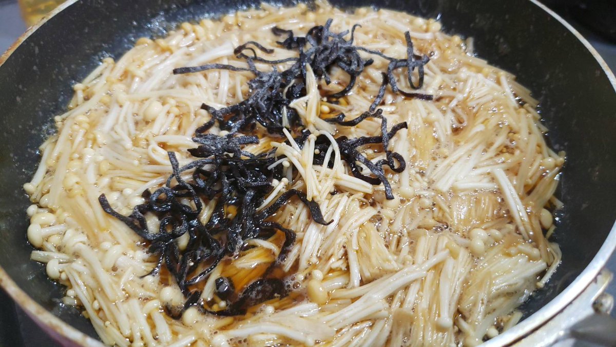 今まで瓶のなめたけ買ってたんですけど自分で作ってみたらもう瓶に戻れんかも  えのき1袋200g、醤油大さじ2半、みりん大さじ2、酒大2、砂糖小2、塩昆布10gを入れ煮詰め、お酢大1を入れ煮るだけ  絶対に冷蔵庫に常備したくなると思うウマさ、塩昆布の旨味でまさに至高のなめたけです 