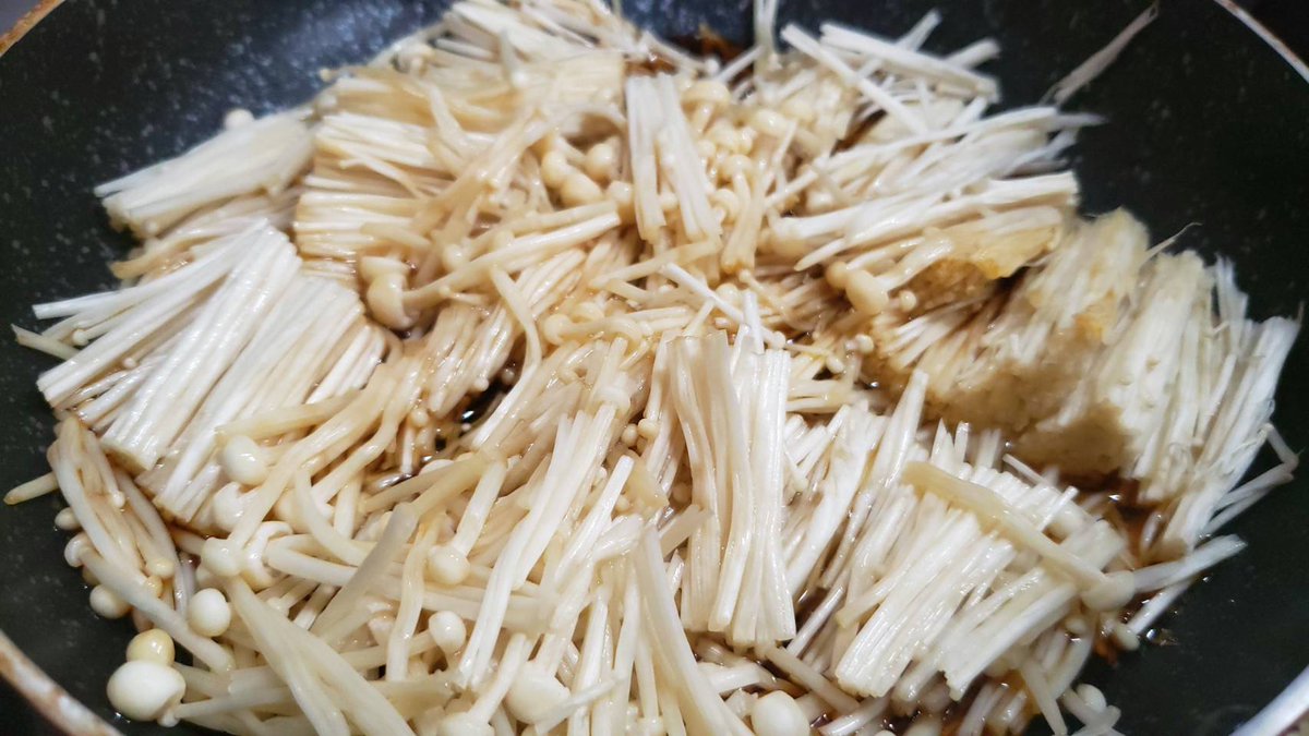 今まで瓶のなめたけ買ってたんですけど自分で作ってみたらもう瓶に戻れんかも  えのき1袋200g、醤油大さじ2半、みりん大さじ2、酒大2、砂糖小2、塩昆布10gを入れ煮詰め、お酢大1を入れ煮るだけ  絶対に冷蔵庫に常備したくなると思うウマさ、塩昆布の旨味でまさに至高のなめたけです 