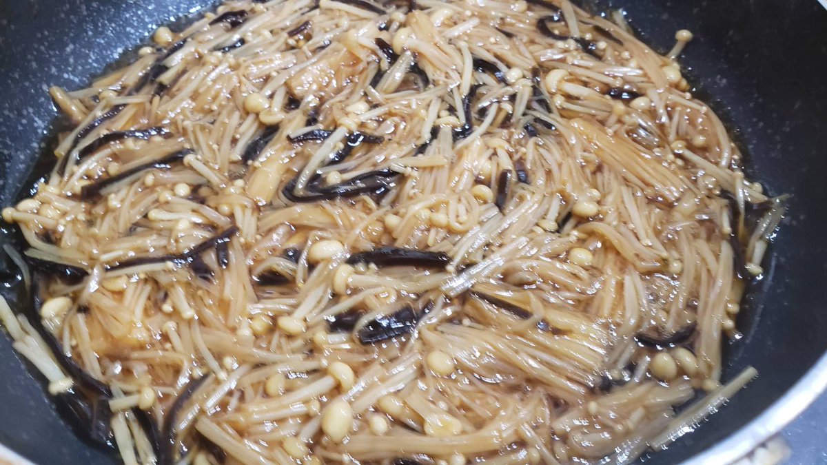 今まで瓶のなめたけ買ってたんですけど自分で作ってみたらもう瓶に戻れんかも  えのき1袋200g、醤油大さじ2半、みりん大さじ2、酒大2、砂糖小2、塩昆布10gを入れ煮詰め、お酢大1を入れ煮るだけ  絶対に冷蔵庫に常備したくなると思うウマさ、塩昆布の旨味でまさに至高のなめたけです 