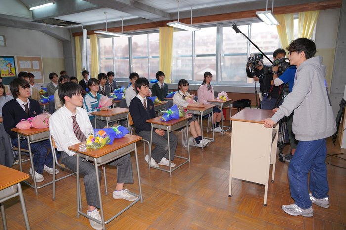 菅田将暉“先生”、3年A組生徒のクランクアップにサプライズ登場💐「僕の生徒でいてくれて、そして僕を教師にしてくれて、本当にありがとう」  🏫まるで“卒業式”❓生徒役撮了の模様✨   #菅田将暉 #永野芽郁 #川栄李奈 #今田美桜 #福原遥 #片寄涼太 #3A #3年A組 @3A10_ntv 