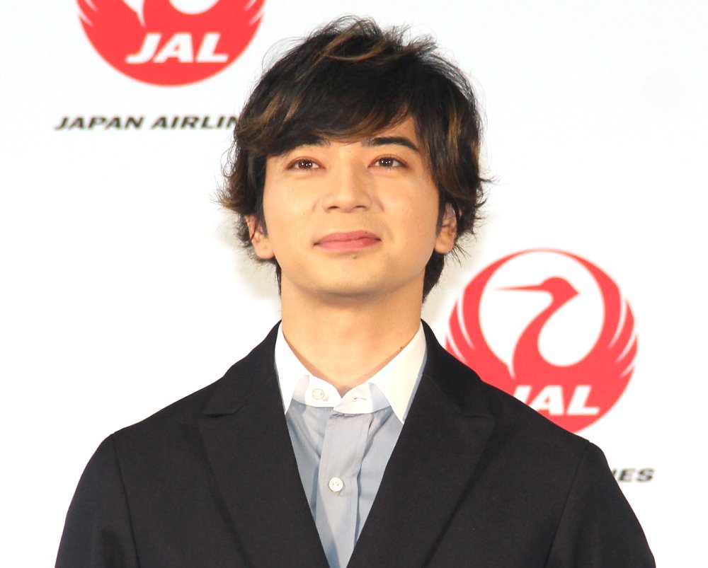 松本潤、6代目“嵐JET”お披露目に「興奮しています❗」ファンへの20年の感謝を込めた、未来と過去の嵐デザインに感慨✨   ✈️ JALの特別塗装機「20th ARASHI THANKS JET」の左側には未来を見据えるメンバー、右側には嵐JET初号機のメンバーが描かれている
