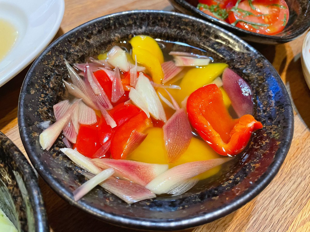 美味しいピクルスって1時間ちょいで出来るんだなっていう発見があった🫑 ①パプリカを乱切りにする ②ふんわりラップして600wで1分チン ③ほんだし小さじ1/2、水100ml、砂糖小さじ1、塩小さじ1/2、酢50mlを加えて混ぜる ④更に600wで3分チン ⑤粗熱取れたら冷蔵庫で1h 酢物好きな夫のお墨付き💮 