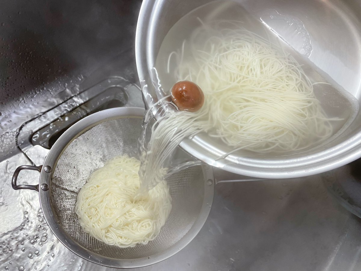 以前テレビでやっていた『梅干を入れることで素麺のデンプンを閉じ込め、麺のコシがアップする