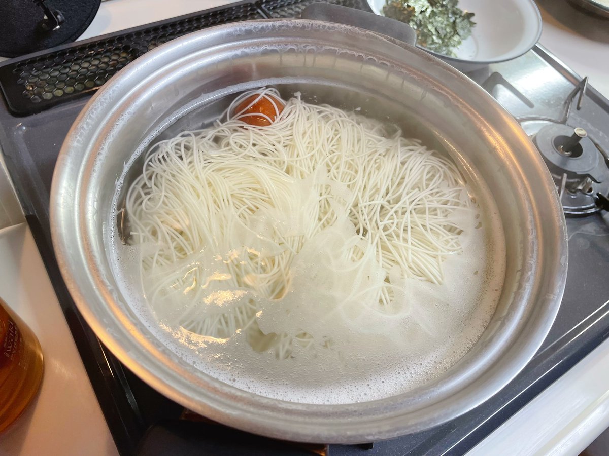 以前テレビでやっていた『梅干を入れることで素麺のデンプンを閉じ込め、麺のコシがアップする