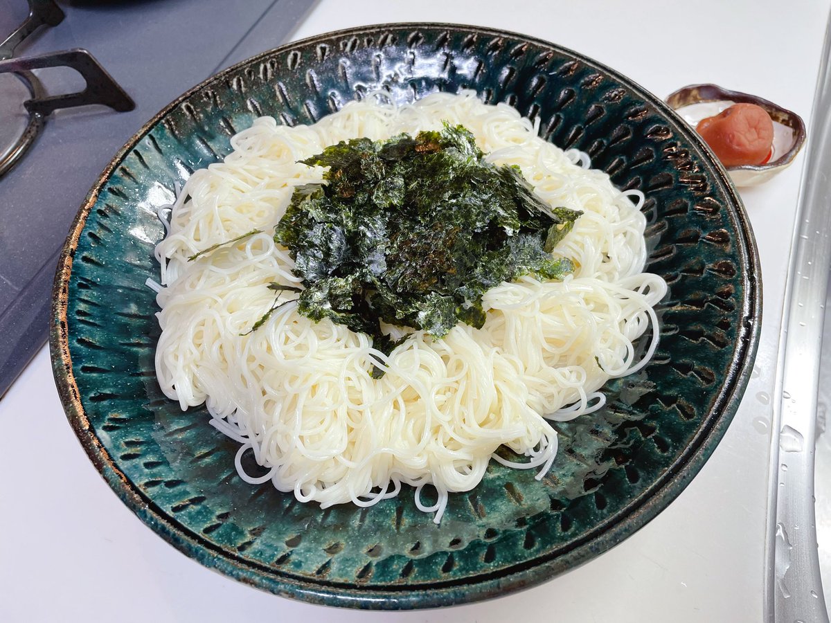 以前テレビでやっていた『梅干を入れることで素麺のデンプンを閉じ込め、麺のコシがアップする