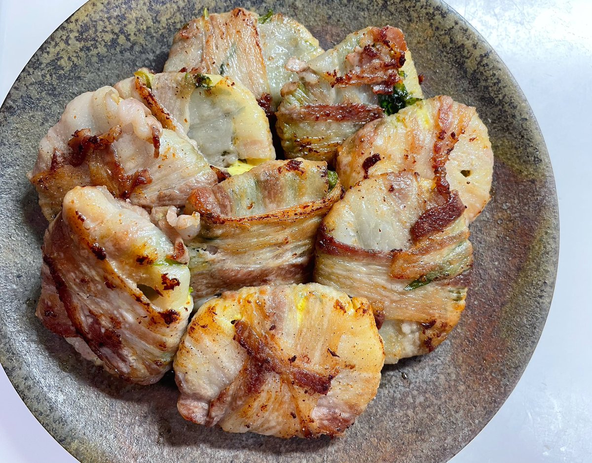あと辛子蓮根で酒を飲むのが好きな人には確実に刺さる料理ですね… (蓮根を0.5cm厚に切って酢水に晒して、水気切ったら、からしとマヨネーズを混ぜたものに和えて、豚バラで大葉と一緒に巻く
