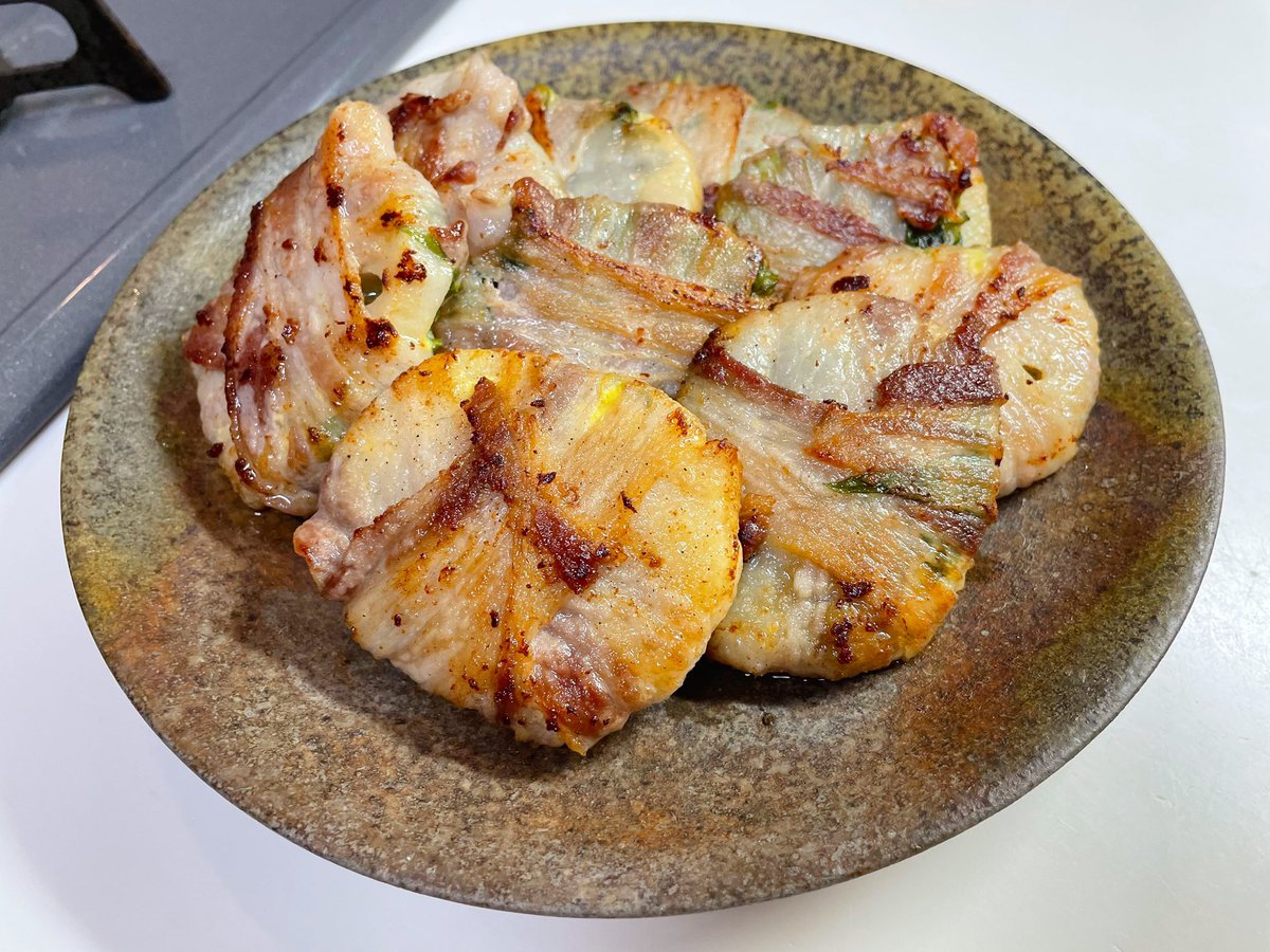 あと辛子蓮根で酒を飲むのが好きな人には確実に刺さる料理ですね… (蓮根を0.5cm厚に切って酢水に晒して、水気切ったら、からしとマヨネーズを混ぜたものに和えて、豚バラで大葉と一緒に巻く