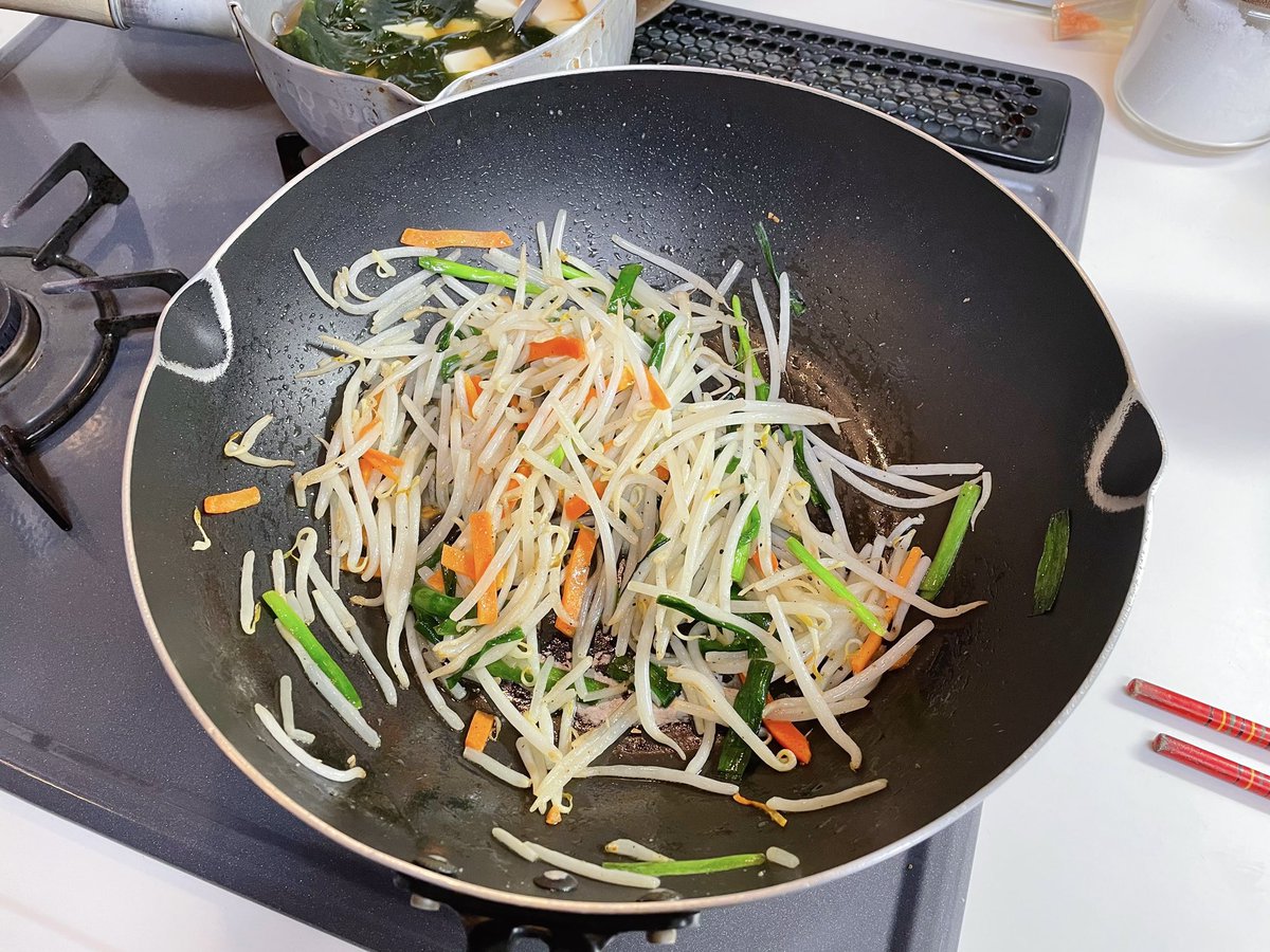 当たり前のことかも知れないけど、もやし炒めるとき袋から鍋に入れてサラダ油を先に揉み込んで、それから火をつけて強火で一気に炒めるともやしに油のコーティングがされてるから水気が出なくて美味しく出来るので、いつもこうしてる