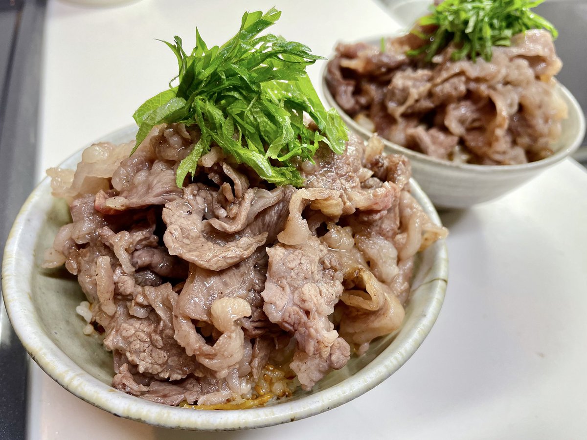 ご飯に混ぜ込んで、ちょっと良い牛肉雑に焼いてのっけた🍚🥩紅生姜の代わりみたいで良いでしょ