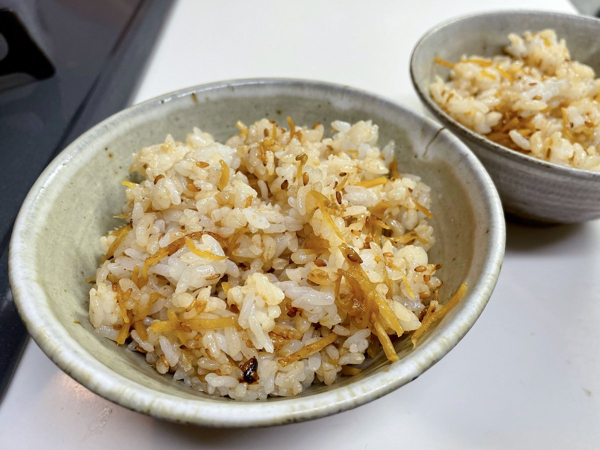  ご飯に混ぜ込んで、ちょっと良い牛肉雑に焼いてのっけた🍚🥩紅生姜の代わりみたいで良いでしょ 