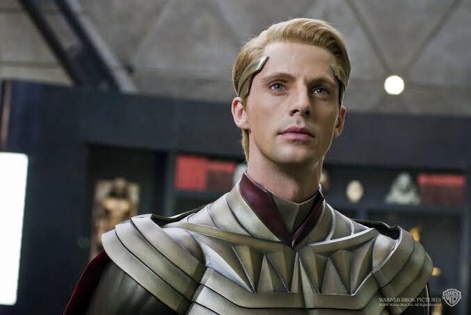 世の中の億万長者たちを一掃せんと集まった犯罪集団を止めるべく、1人の男が立ち上がる