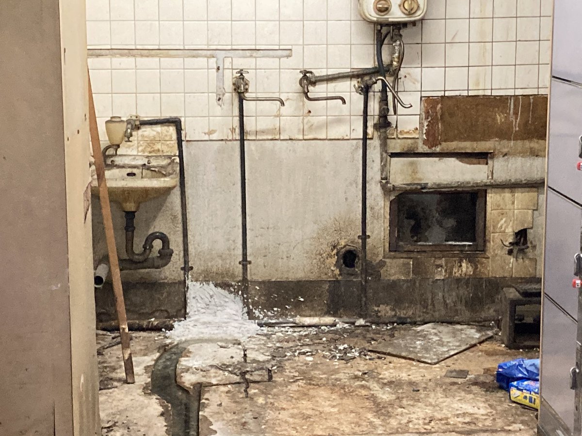 浅草地下街のコインロッカー、汚さが限界すぎないか