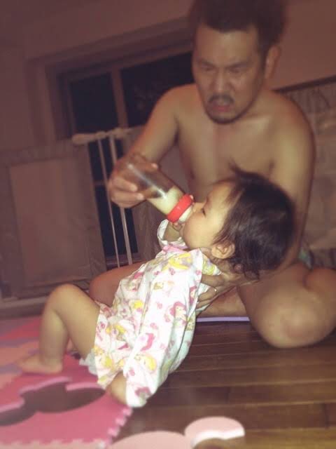フジモンが子供にミルクをあげてるこの写真タイムスリップしてきた原始人が拾ってしまった赤ちゃんを育ててる感あって好き 
