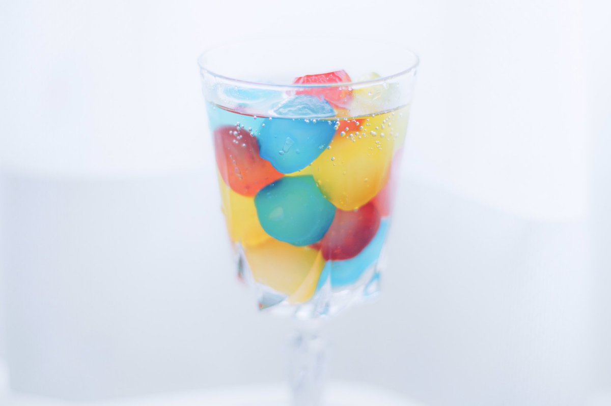 わらび餅をかき氷のシロップに浸すと色がつくんだけど、サイダーに入れると夏にぴったりなデザートになるよ