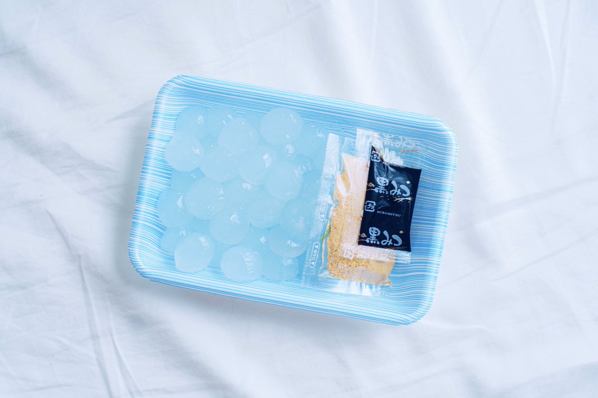 わらび餅をかき氷のシロップに浸すと色がつくんだけど、サイダーに入れると夏にぴったりなデザートになるよ