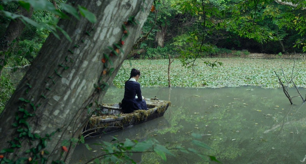 amazon primeで配信してる『京城学校』という映画、日本統治下の韓国で、身体が弱い少女達のための山奥の全寮制療養学校で繰り広げられる耽美怪奇薬物百合映画なので好きそうな人はみんな観るといいです
