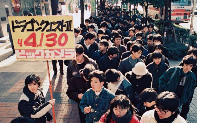 思えば．ドラクエの行列って純粋に ・このゲームですぐに遊びたい人 ・欲しがってる人のために並ぶ人 と，純粋にドラクエが欲しくって並んでる人で作られてるんだよなぁ☺️ 今みたいな転売屋がいない時代… 並んでる皆が勇者だった…🤩 