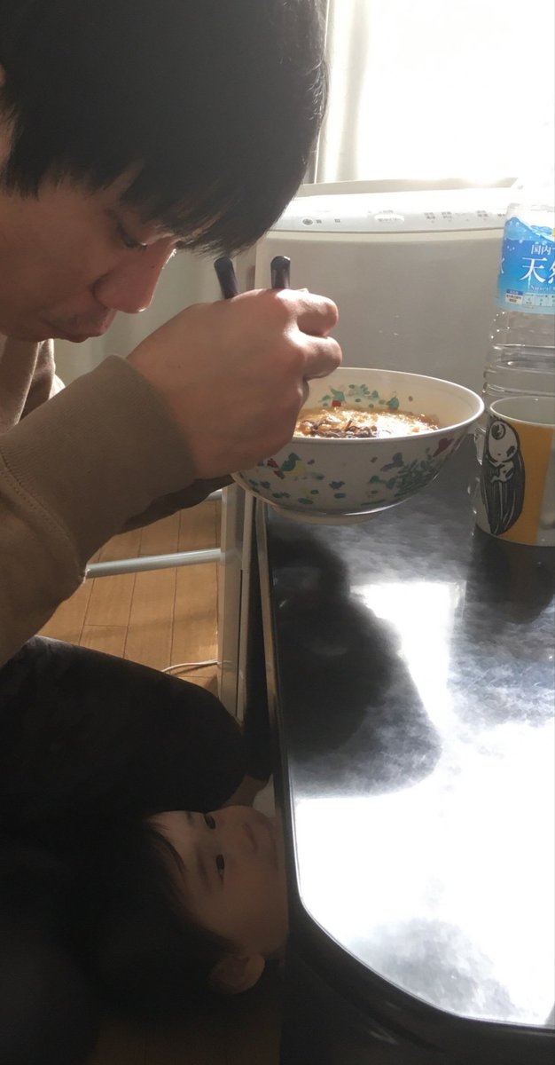 ご飯食べてると下から覗いてくる…。 
