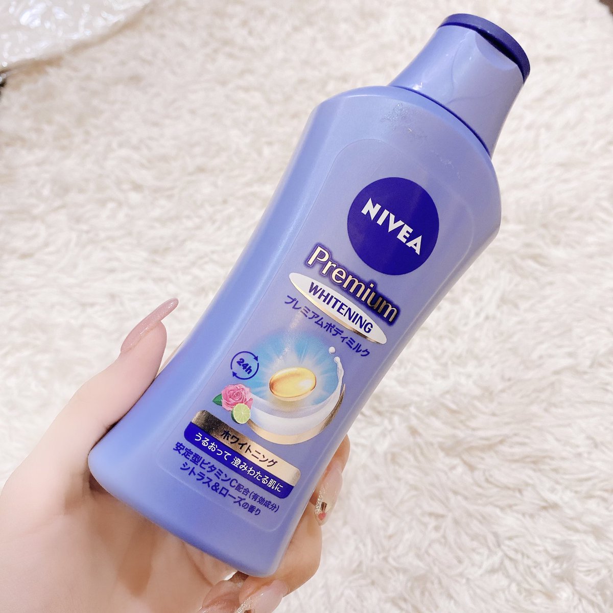  ニベアのこれ中学生が使ってるけど保湿されるし自然と白くなるし、夏休みの間引きこもってこれずっと塗ってたらまじで意味わからんくらい白くなったからほんとおすすめ