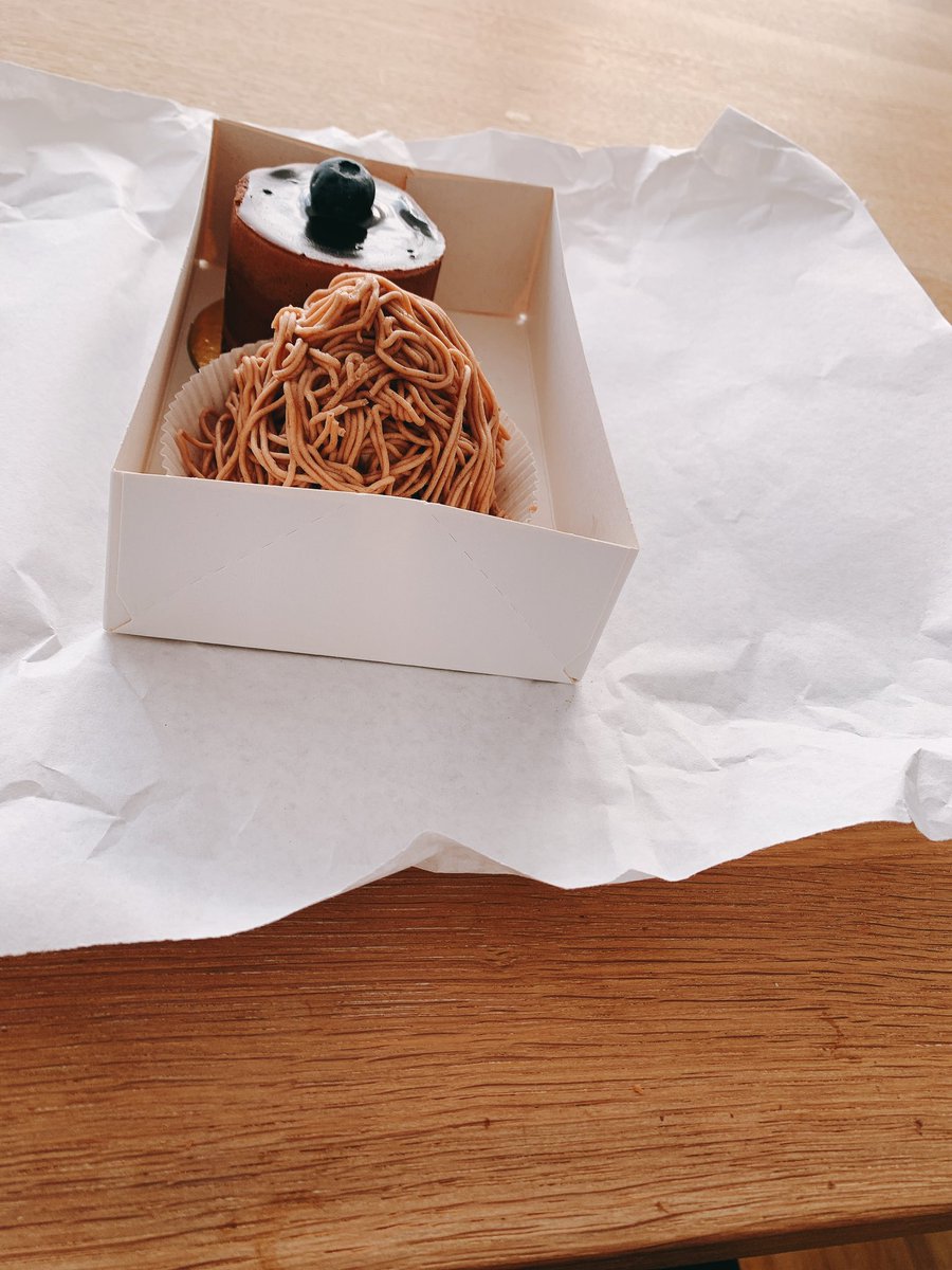 ケーキを買ったんやけどドイツの簡易包装をフォロワーにも感じて欲しい