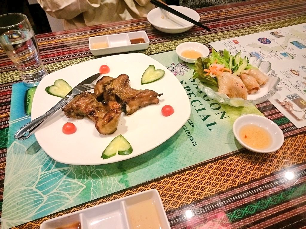 Twitterの皆さん…助けて下さい…千葉県市川市、本八幡駅の近く、ワンアンホアセンというベトナム料理店がコロナでお客様が減ったために閉店寸前に追い込まれています…メニューが豊富…フォーだけじゃない…声帯が津田健次郎さんそっくりな店長が快く迎えてくれます…ぜひ…行って下さい… #拡散希望 