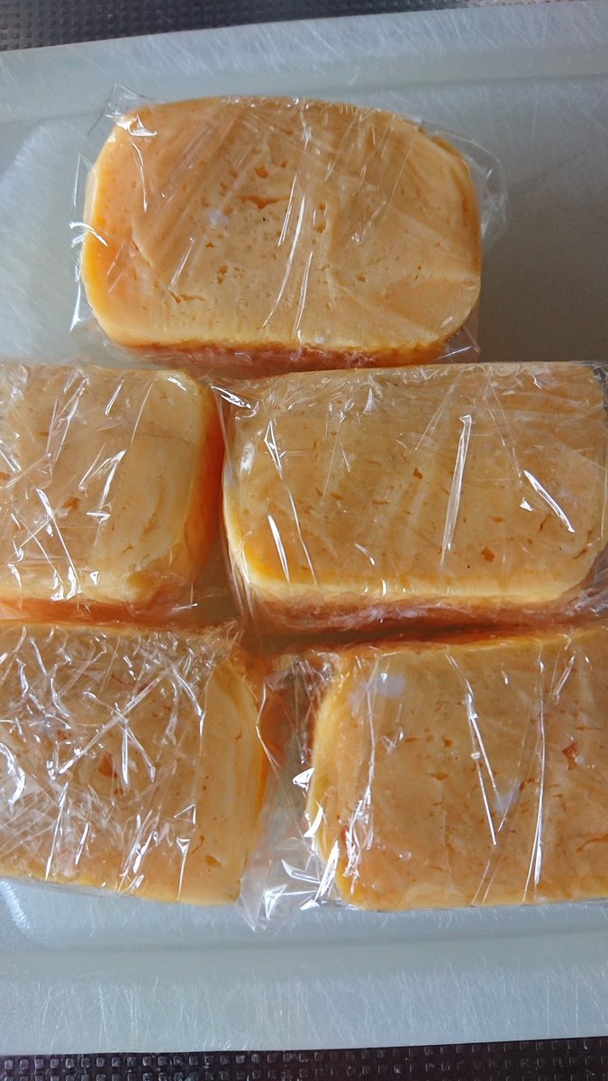 卵焼きが冷凍できると知って、最近ゲゲお弁当用の卵焼きを作って冷凍してるんだけど、水とき片栗粉とマヨネーズを入れるレシピだと、食べるときもふわっふわで、冷凍されてたとかまるでわからないそうな