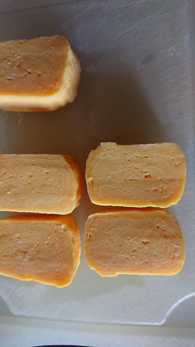 卵焼きが冷凍できると知って、最近ゲゲお弁当用の卵焼きを作って冷凍してるんだけど、水とき片栗粉とマヨネーズを入れるレシピだと、食べるときもふわっふわで、冷凍されてたとかまるでわからないそうな