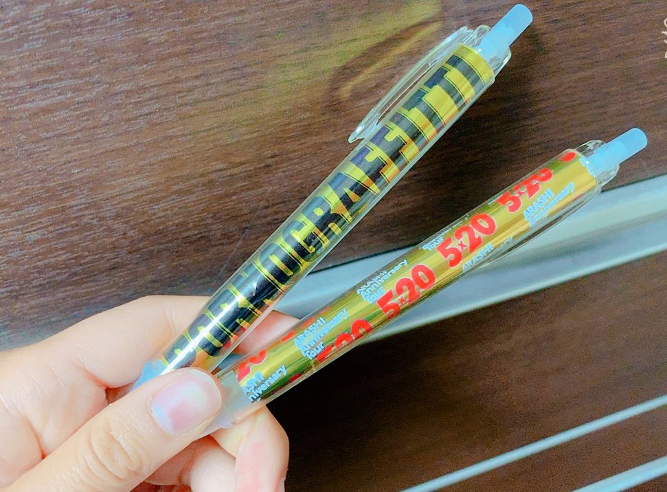 Seriaに良いものが売ってて、嵐ファン母とラバッパー私が揃って購入し、お互い銀テープを引っ張り出し、共同作業をした結果… 108円で…いいんですか…Seriaさん…🥺 