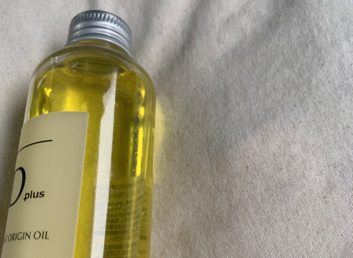 ドンキホーテで900円くらいで売っているディープラスのヘアオイル、とにかく抜群なのです…ツヤ・程よい軽さ・伸び ・香り、、全てが気に入っていて、もう3本目のリピ