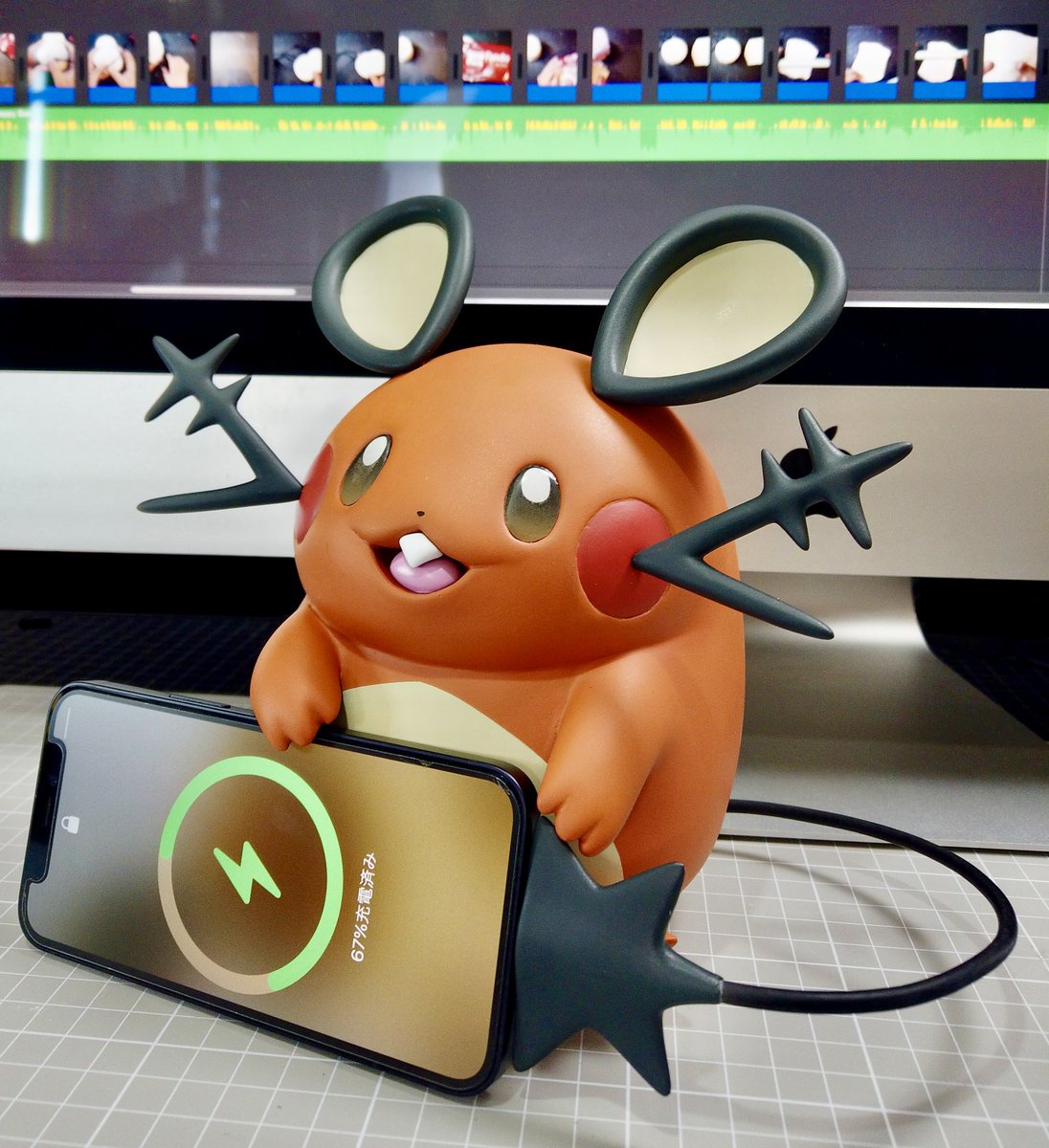   しっぽでiPhoneを充電してくれます⚡️⚡️ 