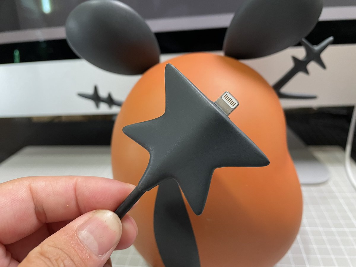   しっぽでiPhoneを充電してくれます⚡️⚡️ 