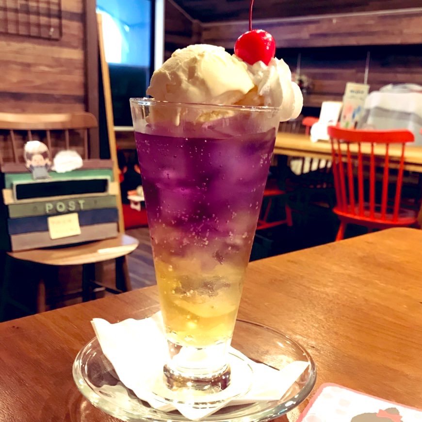 週末は浅草橋でクリームソーダを是非‼️ 好きな色を2色組み合わせて楽しめます💗 推し色のクリームソーダを楽しんでみるのはいかがですか❓ 上は9色、下は7色から選べますよ😍 #浅草橋 #カフェ #クリームソーダ #2色のクリームソーダ #かわいい