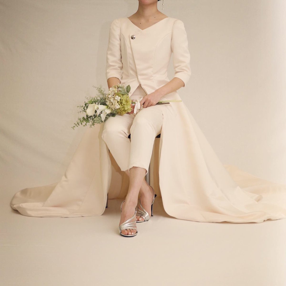 卒業制作で、女でも男でもある自身の存在を表現するパンツスタイルのウェディングドレスを作りました