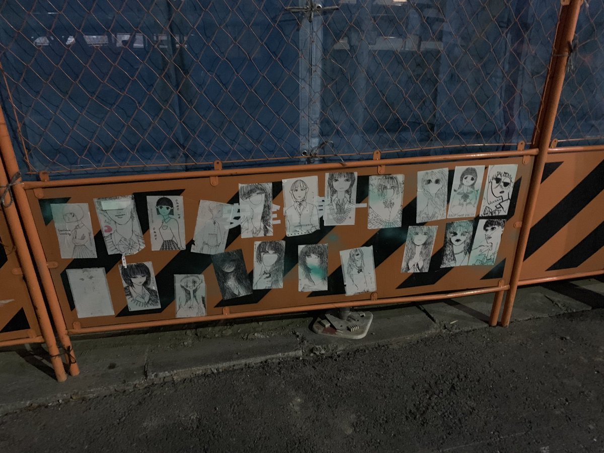 浜松町の工事現場に女性の絵が10程貼ってあるんだけど不気味すぎないか