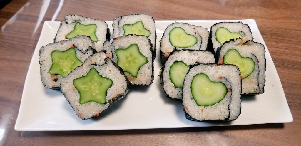 父が仕事辞めて、農業始めた ハートと星のきゅうり🥒を宣伝💫してほしいとのことで、フォロワーさん少ないけどっていうと、それでも良いというので載せてみる😂 めちゃくちゃ安くで売ってるから(2本60円くらい