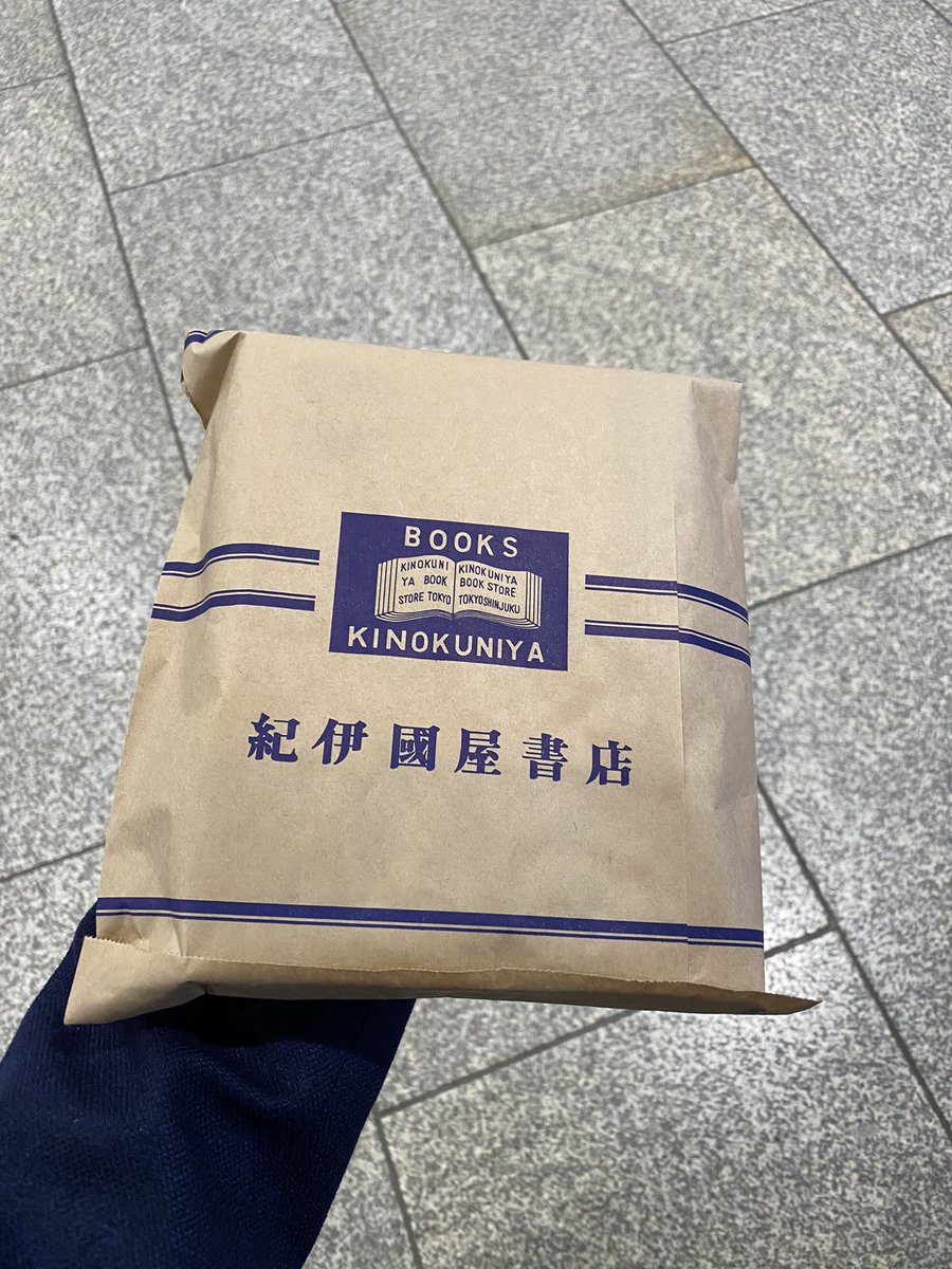 レジ袋有料化は愚策だと思うけど、本屋が紙袋に立ち返っているのは面白い