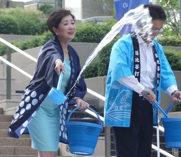 本来なら今ぐらいの時期に東京五輪が開催されるはずだったんだけど、こんなお粗末な暑さ対策で今年の災害級の暑さを乗り切れたはずねーだろ↓ ・コンクリートに打ち水をする ・濡れタオルを首に巻く ・アサガオを並べる ・陣笠のような傘をかぶる ・人工雪を降らす ・氷1300tで選手を冷やす
