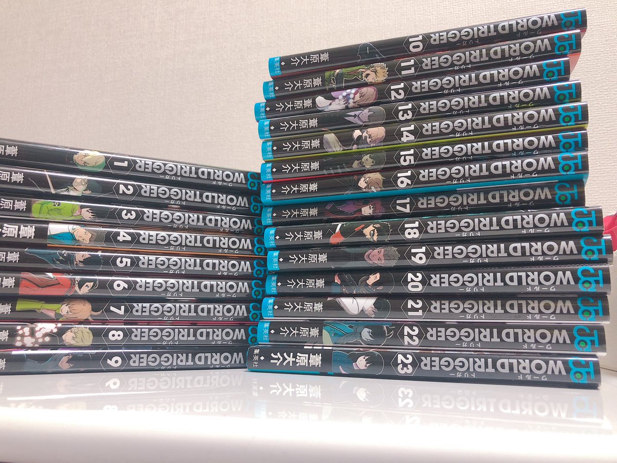 あの…ワートリのオタクから全巻送られてきたのだけど……あの、何も知らないオタクに向けて全部の表紙に説明が書かれてるのクソ笑ってるんだけど助けて 