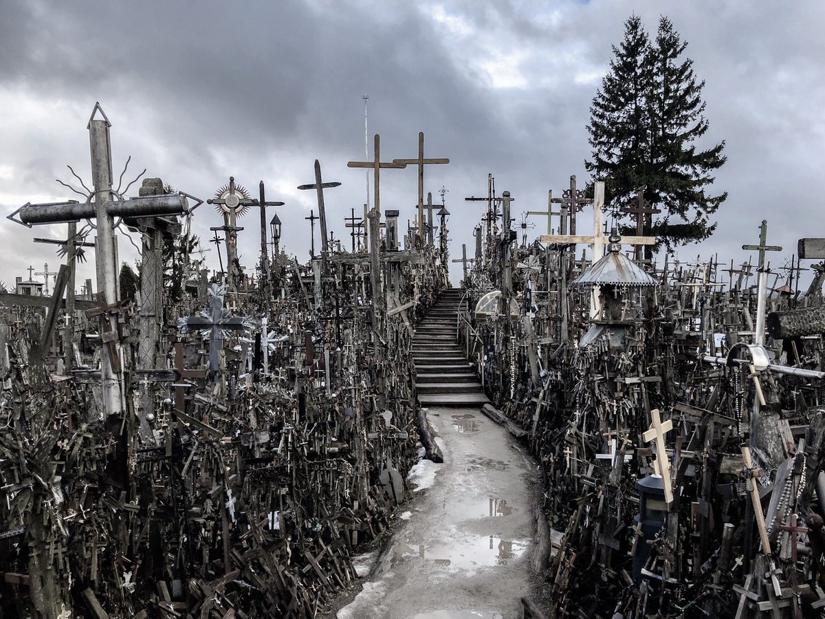 ずっと訪れてみたかったリトアニアの十字架の丘に来ました 