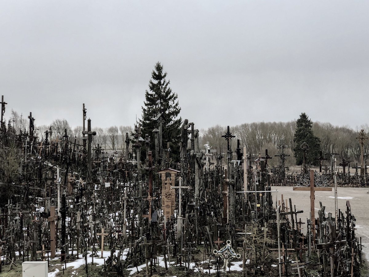 ずっと訪れてみたかったリトアニアの十字架の丘に来ました 