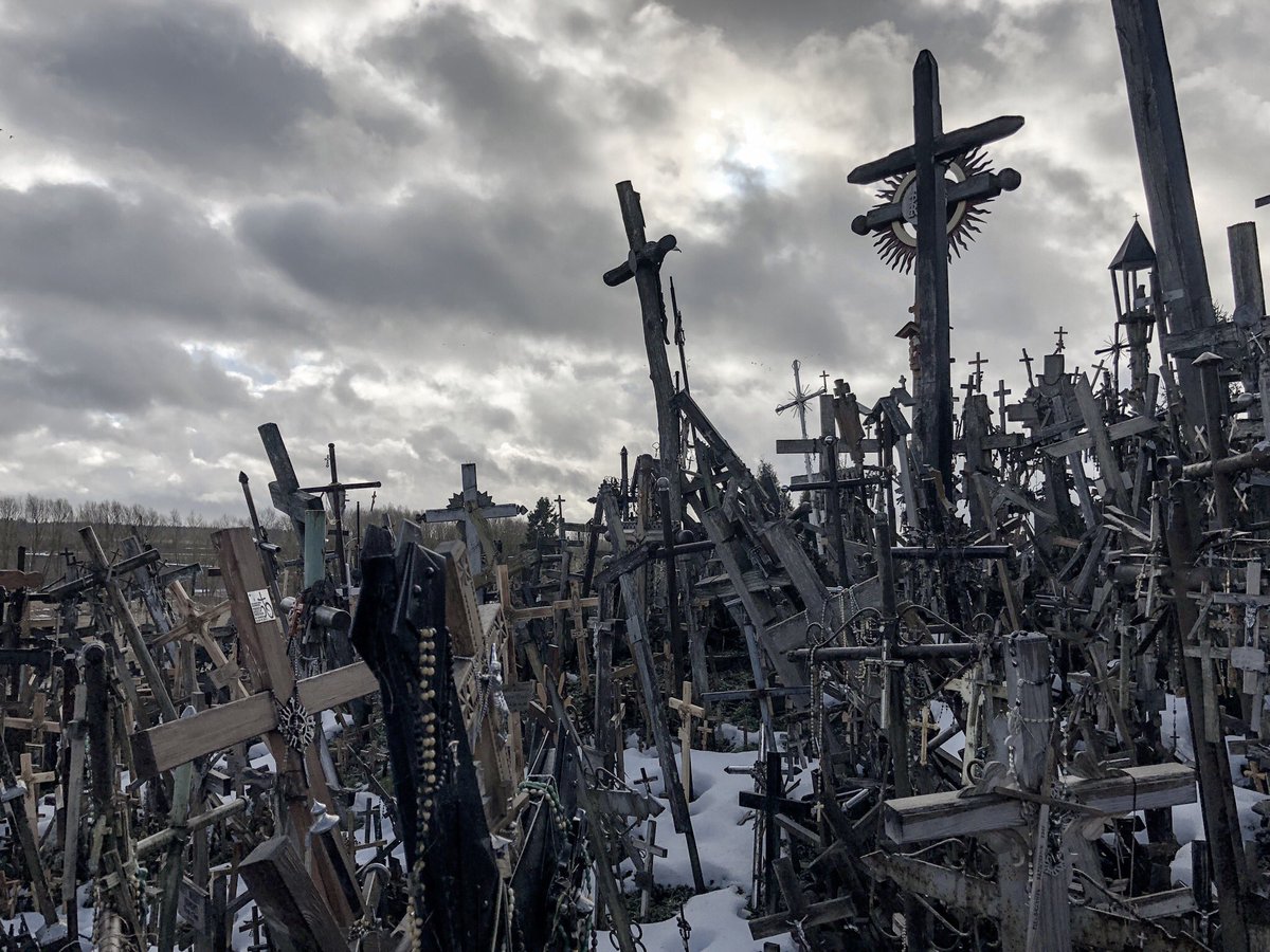 ずっと訪れてみたかったリトアニアの十字架の丘に来ました 