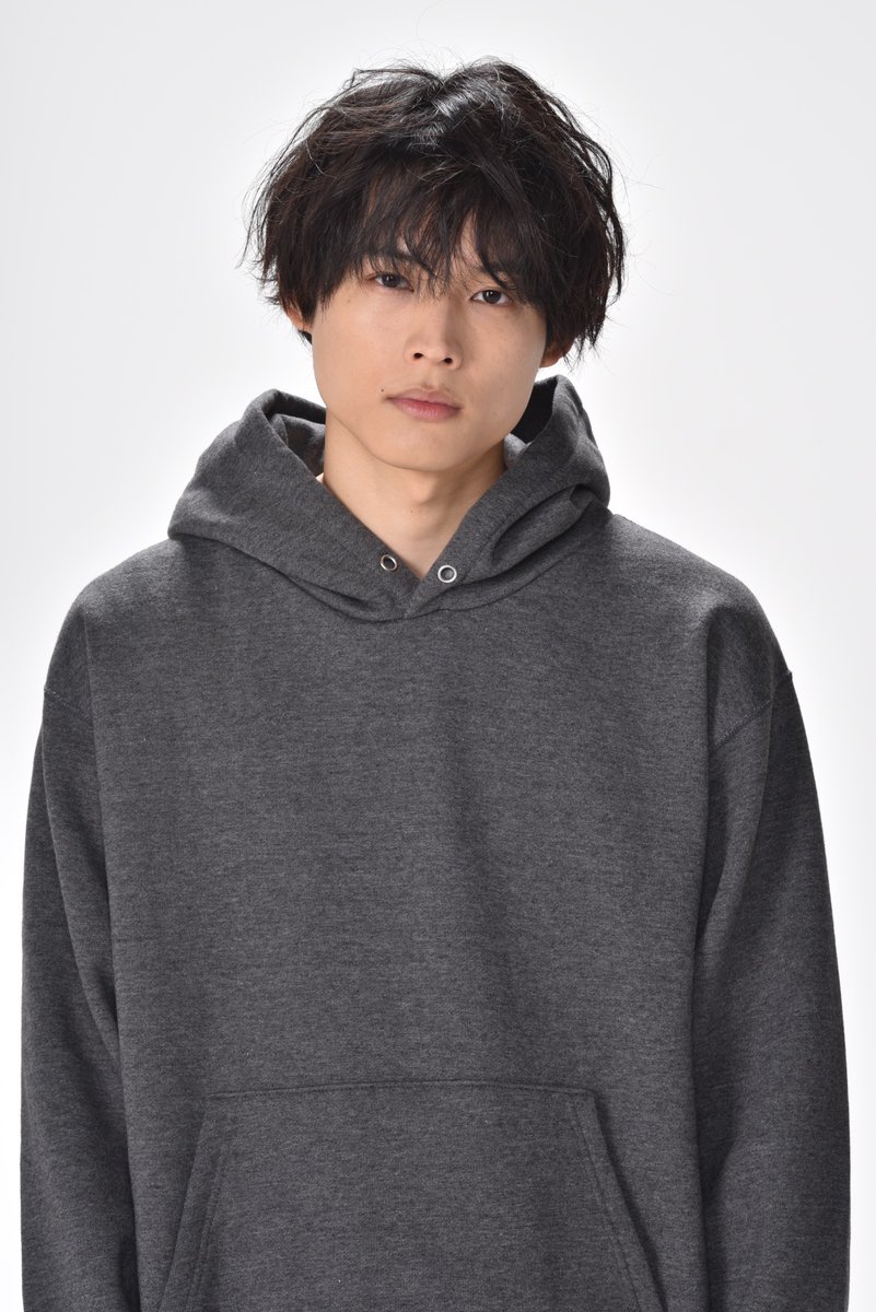 ＼#レッドアイズ 👁👁キャラ紹介／  🐶#小牧要 (26) … #松村北斗  天才ハッカー💻  IT機器操作に長け、 どんなシステムも自在に使いこなす❗️ KSBCで分析捜査の中核を担う⚡️  頭の回転は速いが 悪気なく正論をズバズバ言ってしまうなど 不遜な態度を取りがち💦  お気に入りのファッションはパーカー✨ 