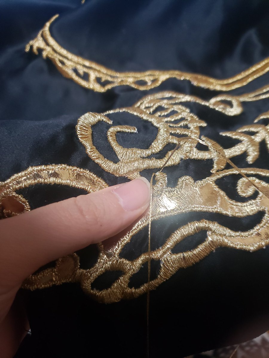 刺繍、、刺繍が 終わったぁぁあああ指血祭りだけども、910m縫い込みしたぁぁぁ式典服わぁぁぁ